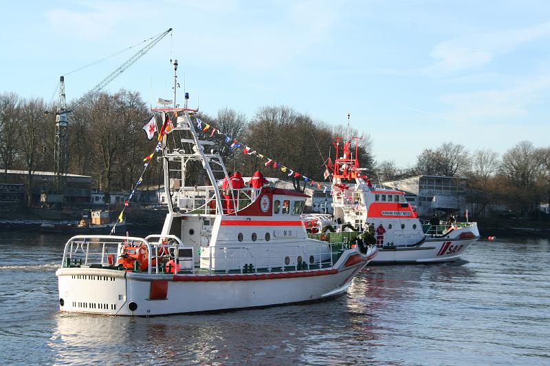 02DP-2009-003 Bild029.JPG - Der Täufling (vorne, noch mit der internen Bezeichnung SK 30) und der Seenotkreuzer HERMANN RUDOLF MEYER von der Station Bremerhaven, sozusagen als Taufpate.